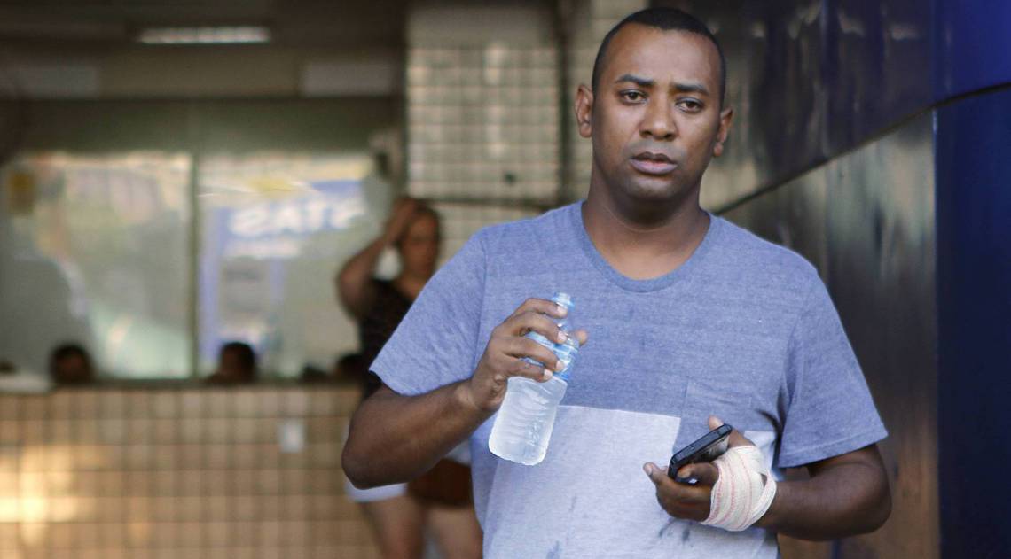 Rio de Janeiro - RJ - 28/01/2020 - Familiares do pequeno Arthur Gonçalves Monteiro Esperança, de apenas 5 anos, conseguiram na Justiça que o menino seja transferido para o Hospital Estadual Getulio Vargas (HGV), na Penha, Zona Norte do Rio. Arthur está no Hospital Municipal Salgado Filho, no Meier, zona norte da cidade, desde que foi baleado na cabeça, na noite desta segunda-feira - na foto, Paulo Roberto Monteiro Esperança, com um ferimento na mao - Foto Reginaldo Pimenta / Agencia O Dia