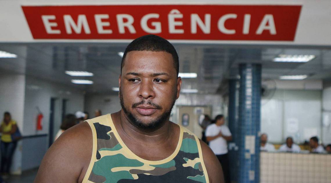 Rio de Janeiro - RJ - 28/01/2020 - Familiares do pequeno Arthur Gonçalves Monteiro Esperança, de apenas 5 anos, conseguiram na Justiça que o menino seja transferido para o Hospital Estadual Getúlio Vargas (HGV), na Penha, Zona Norte do Rio. Arthur está no Hospital Municipal Salgado Filho, no Méier, zona norte da cidade, desde que foi baleado na cabeça, na noite desta segunda-feira - na foto, João Paulo Monteiro Esperança, tio do menino - Foto Reginaldo Pimenta / Agência O Dia