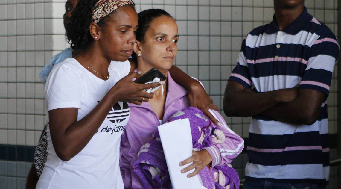 Rio de Janeiro - RJ - 28/01/2020 - Familiares do pequeno Arthur Gonçalves Monteiro Esperança, de apenas 5 anos, conseguiram na Justiça que o menino seja transferido para o Hospital Estadual Getulio Vargas (HGV), na Penha, Zona Norte do Rio. Arthur está no Hospital Municipal Salgado Filho, no Meier, zona norte da cidade, desde que foi baleado na cabeça, na noite desta segunda-feira - na foto, Sara Teixeira Gonçalves da Silva, de blusa roxa, mae de Arthur - Foto Reginaldo Pimenta / Agencia O Dia