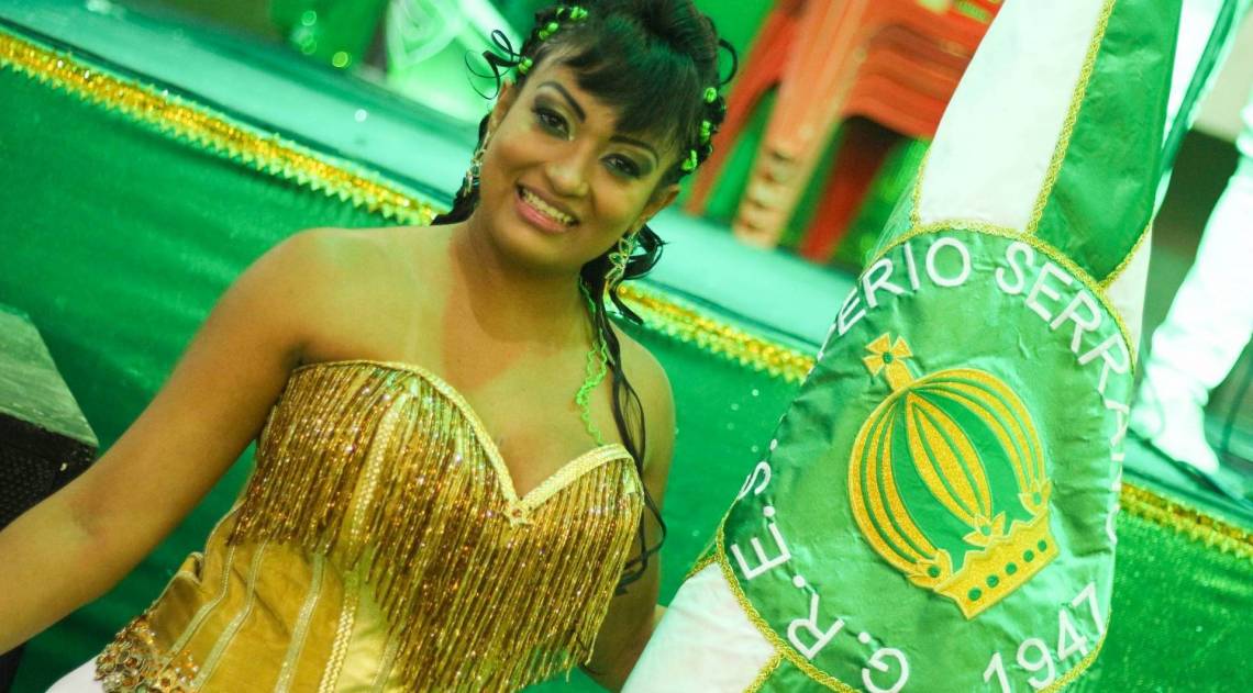 Veronica Lima, porta-bandeira,de 37 anos, entrou para o mundo do carnaval com apenas 9, como porta bandeira mirim na Grande Rio