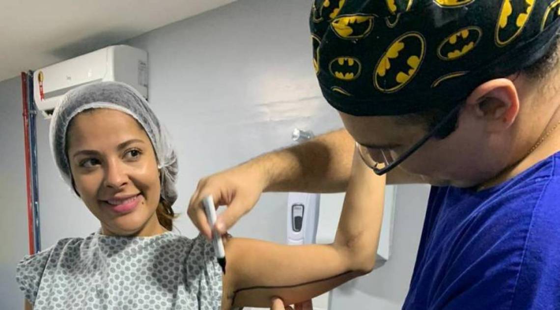 Gyselle Soares e o cirurgi&Atilde;&pound;o Carlos Tajra