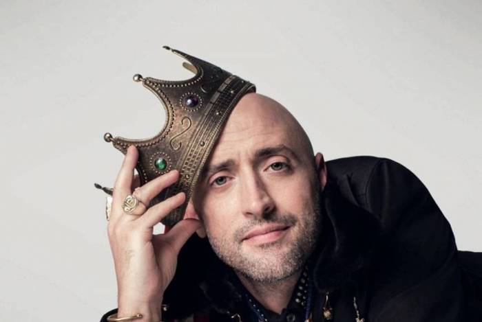 No detalhe, Paulo Gustavo com a família e em cenas de 'Minha Mãe É Uma Peça 3' - fotos Reprodução