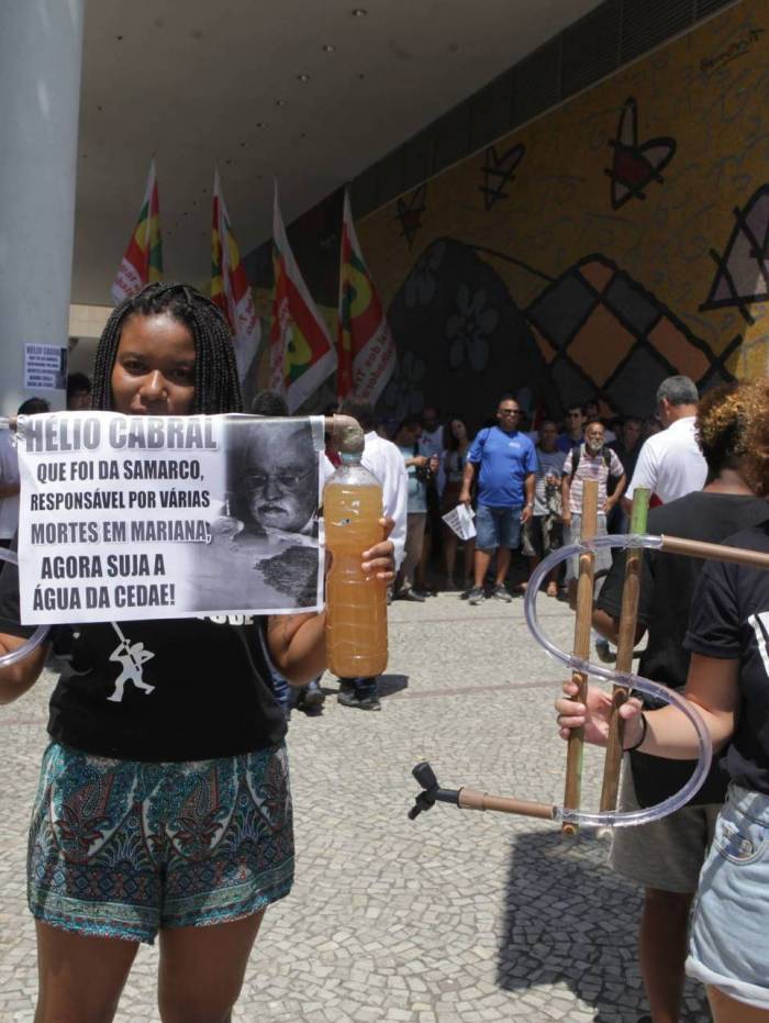 Grupo protestou em frente &agrave; Cedae contra privatiza&ccedil;&atilde;o da empresa e m&aacute; qualidade da &aacute;gua