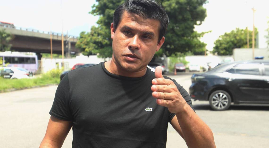  Sepultamento da pequena Maria Luíza dos Santos Rodrigues, no cemitério do Caju, Zona Norte do Rio. Na foto, o pai do bebê, Benedito Alves Rodrigues,no IML, ,pela manhã. 