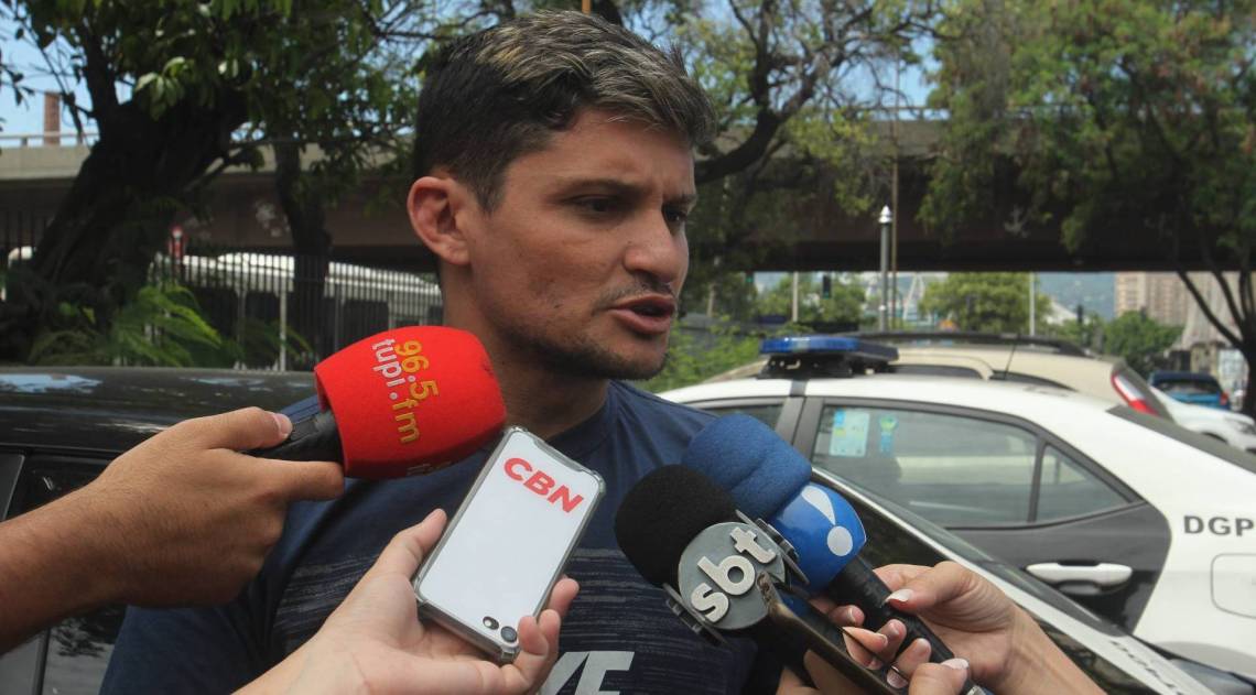 Sepultamento da pequena Maria Luíza dos Santos Rodrigues, no cemitério do Caju, Zona Norte do Rio. Na foto, Francisco Danilo Saraiva,amigo da família e testemunha do atropelamento.