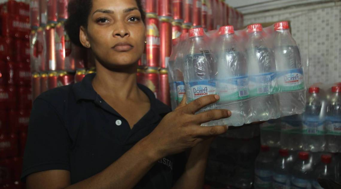 Gerente de um depósito na Lapa, Roberta Bandeira constata que houve mudança no perfil dos compradores