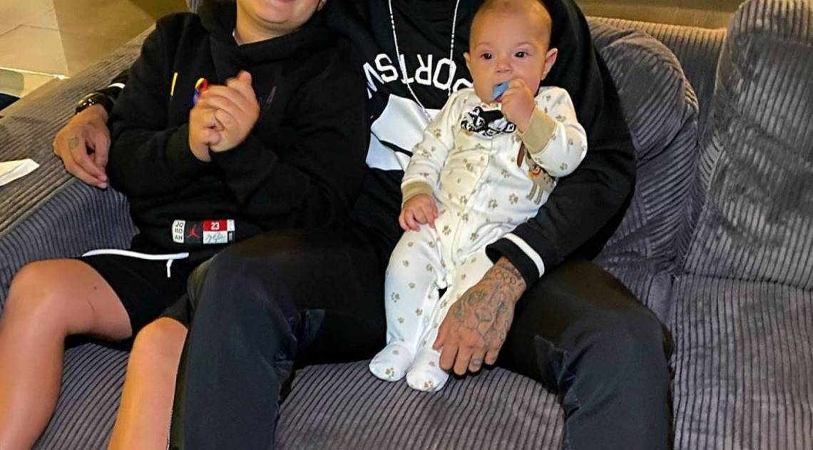 Neymar com o filho Davi Lucca, fruto do relacionamento com Carol Dantas, e o filho dela, Valentim