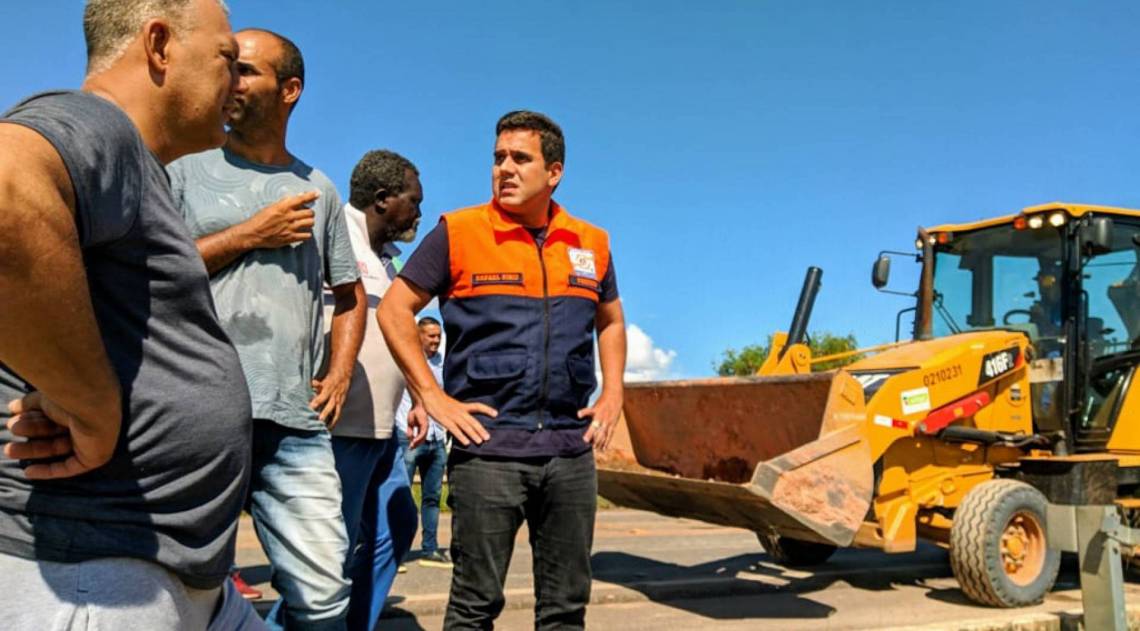 O prefeito de Campos, Rafael Diniz (de colete da Defesa Civil), vistoria as intervenções em Três Vendas para evitar que as águas do Rio Muriaé atinjam a comunidade