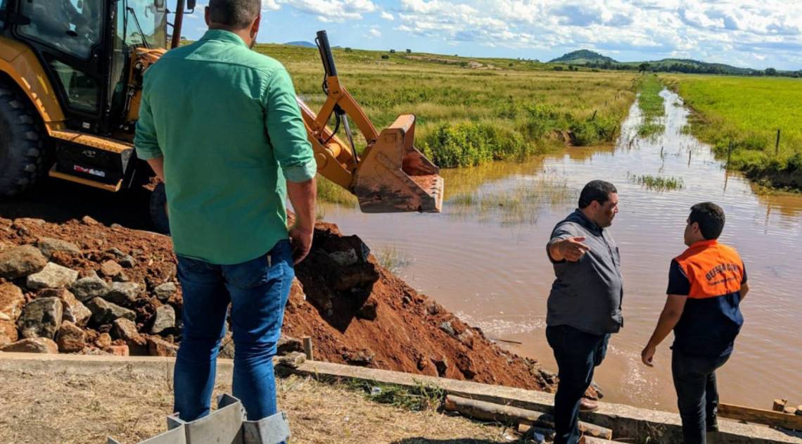 O prefeito de Campos, Rafael Diniz (de colete da Defesa Civil), vistoria as intervenções em Três Vendas para evitar que as águas do Rio Muriaé atinjam a comunidade