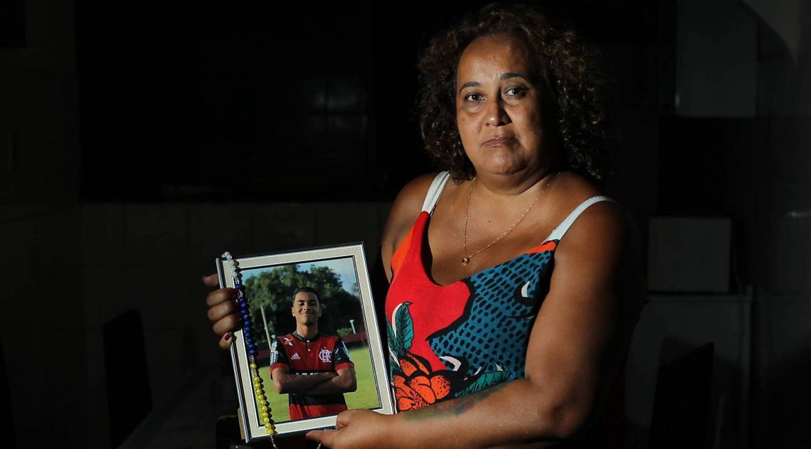 Rio de Janeiro 28/01/2019 - ESPECIAL MENINOS DO NINHO - Marília, mãe de Arthur, uma das vítimas do incêndio. Foto: Luciano Belford/Agencia O Dia