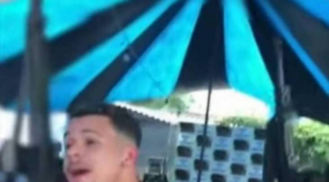 Matheus exibe fuzil em vídeo - Reprodução vídeo / TV Record 