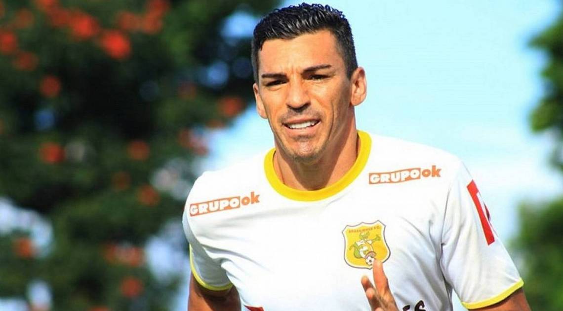 Zagueiro Lúcio decidiu se aposentar do futebol - Divulgação