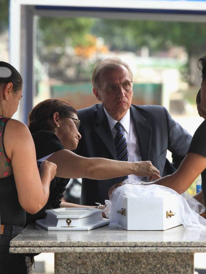 Sepultamento da pequena Maria Luíza dos Santos Rodrigues, no cemitério do Caju, Zona Norte do Rio.