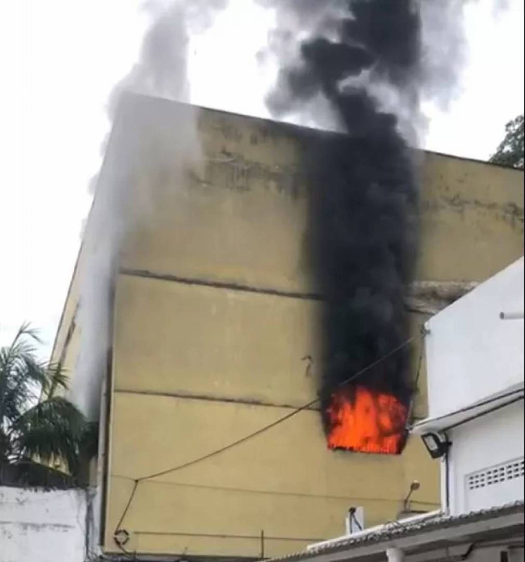 Fogo atinge o Presídio José Frederico Marques - Reprodução / Internet