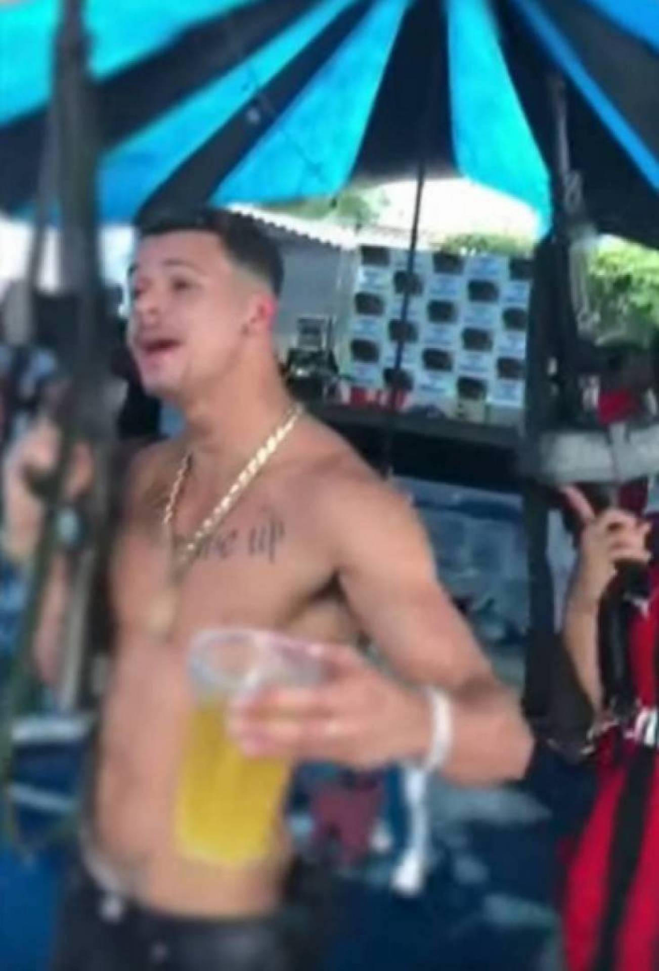 Matheus exibe fuzil em vídeo - Reprodução vídeo / TV Record 