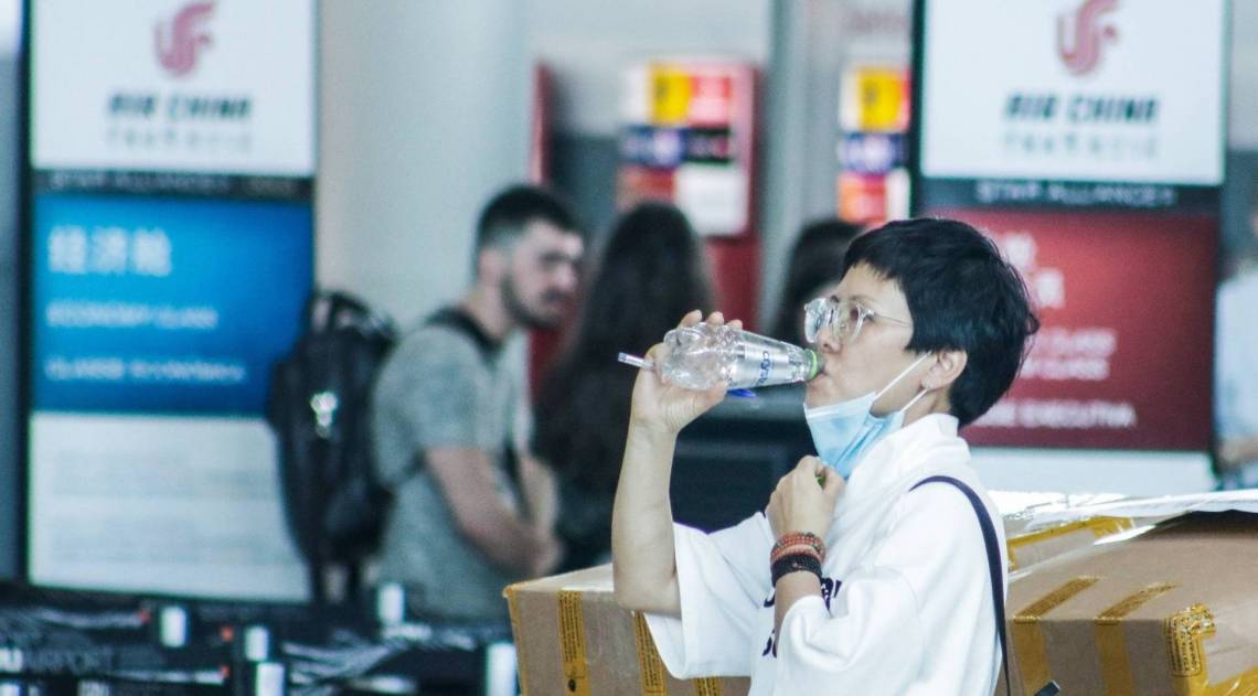 No aeroporto, passageiros usam máscaras para se proteger - Fepesil/Parceiro/Agência O Dia