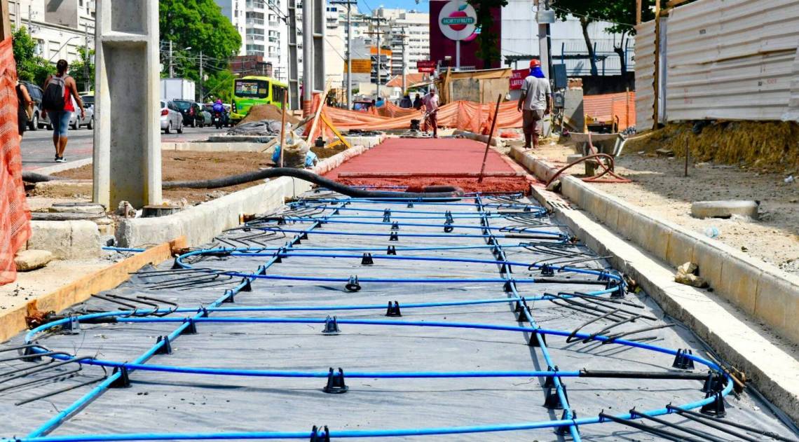 Uma das faixas está interditada ao trânsito para implantação da drenagem - Leonardo Simplício