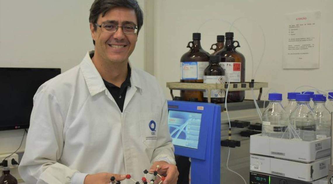 Professor do Instituto de Qu&iacute;mica de S&atilde;o Carlos, Antonio Burtoloso, pesquisa derivado do baga&ccedil;o de cana para produ&ccedil;&atilde;o de pl&aacute;sticos - Henrique Fontes/IQSC