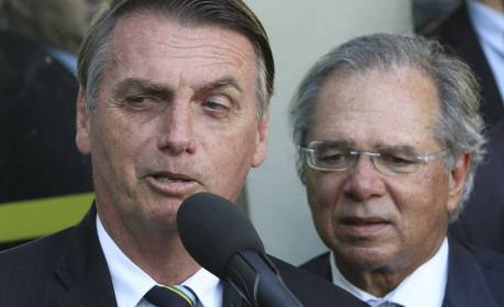 Bolsonaro faz brincadeira sobre trocar Guedes, mas fala em 'casamento indissolúvel'