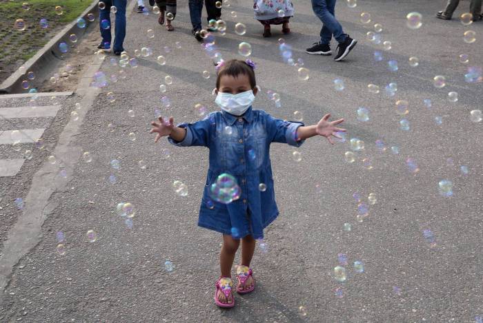 Criança se protege do coronavírus na China