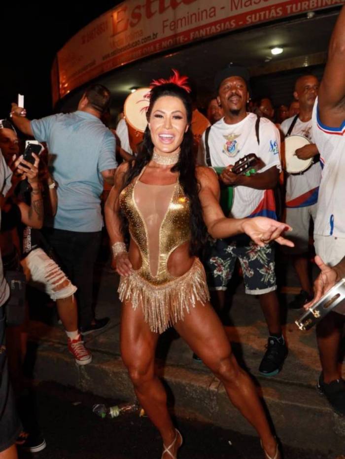 Gracyanne Mostra Samba No Pé Durante Ensaio Da União Da Ilha O Dia Carnaval