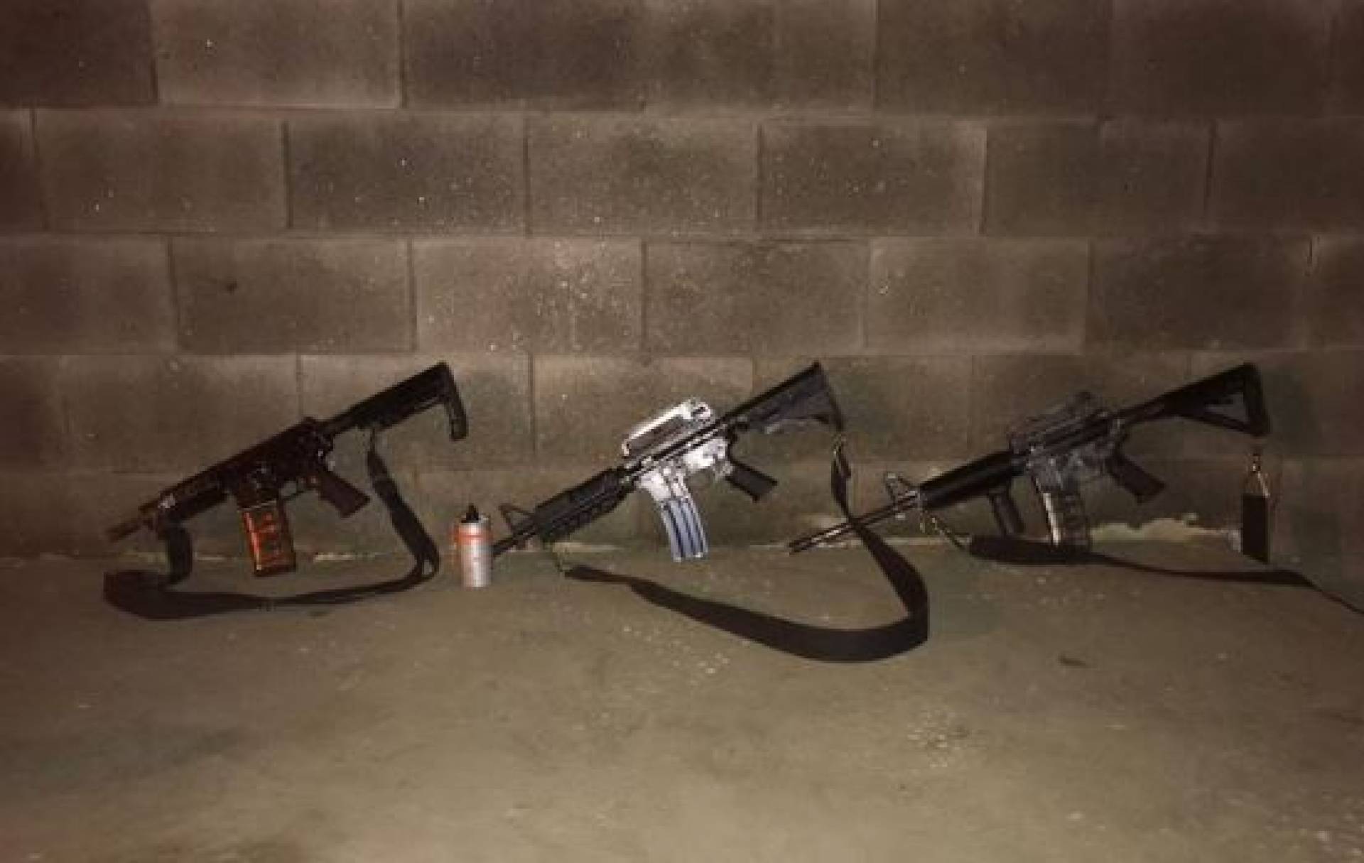 Tr&ecirc;s fuzis e uma granada foram apreendidos durante opera&ccedil;&atilde;o que terminou com um suspeito morto e tr&ecirc;s presos. Uma mulher foi v&iacute;tima de bala perdida