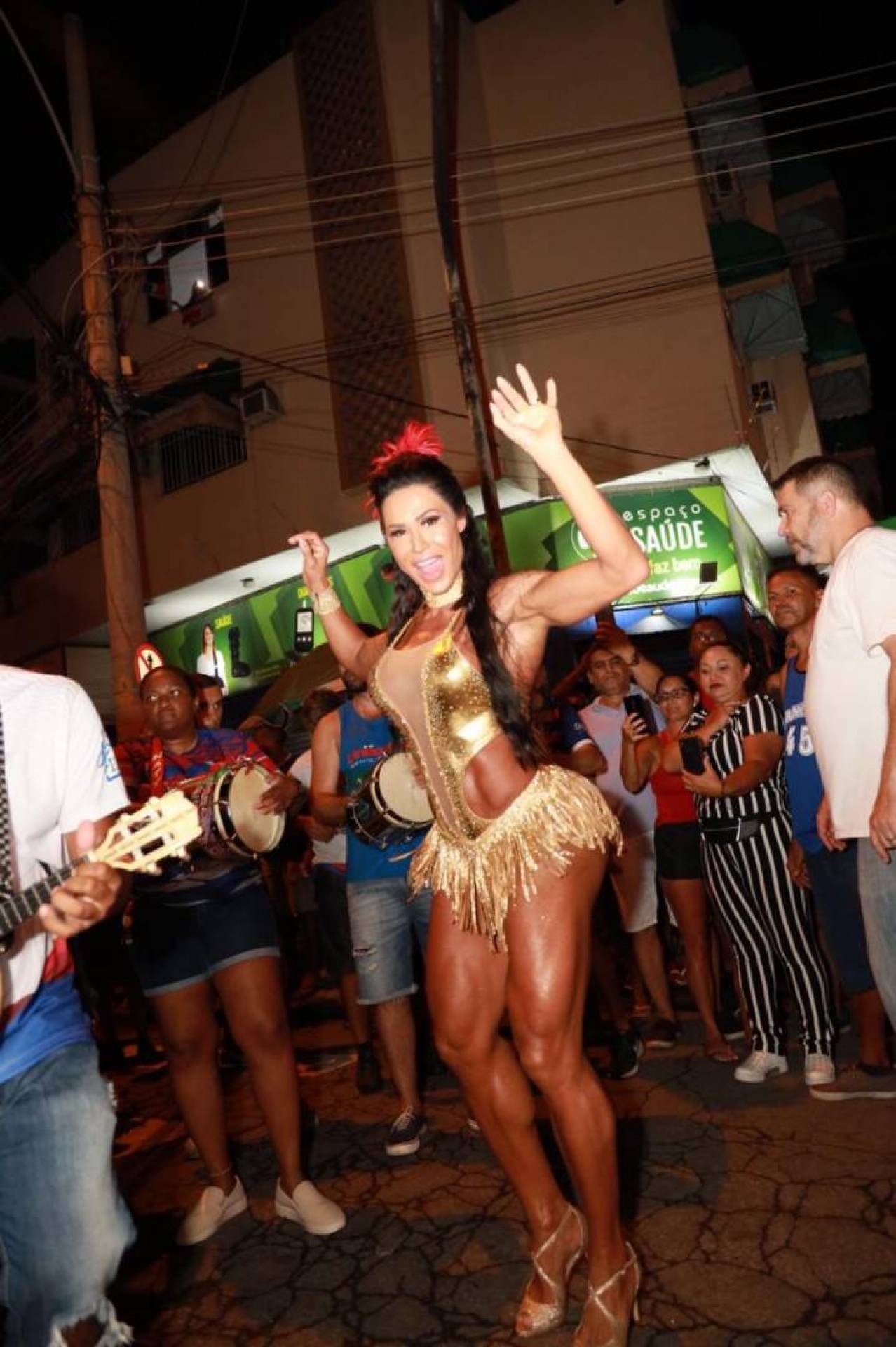 Gracyanne Mostra Samba No Pé Durante Ensaio Da União Da Ilha O Dia Na Folia O Dia 8403