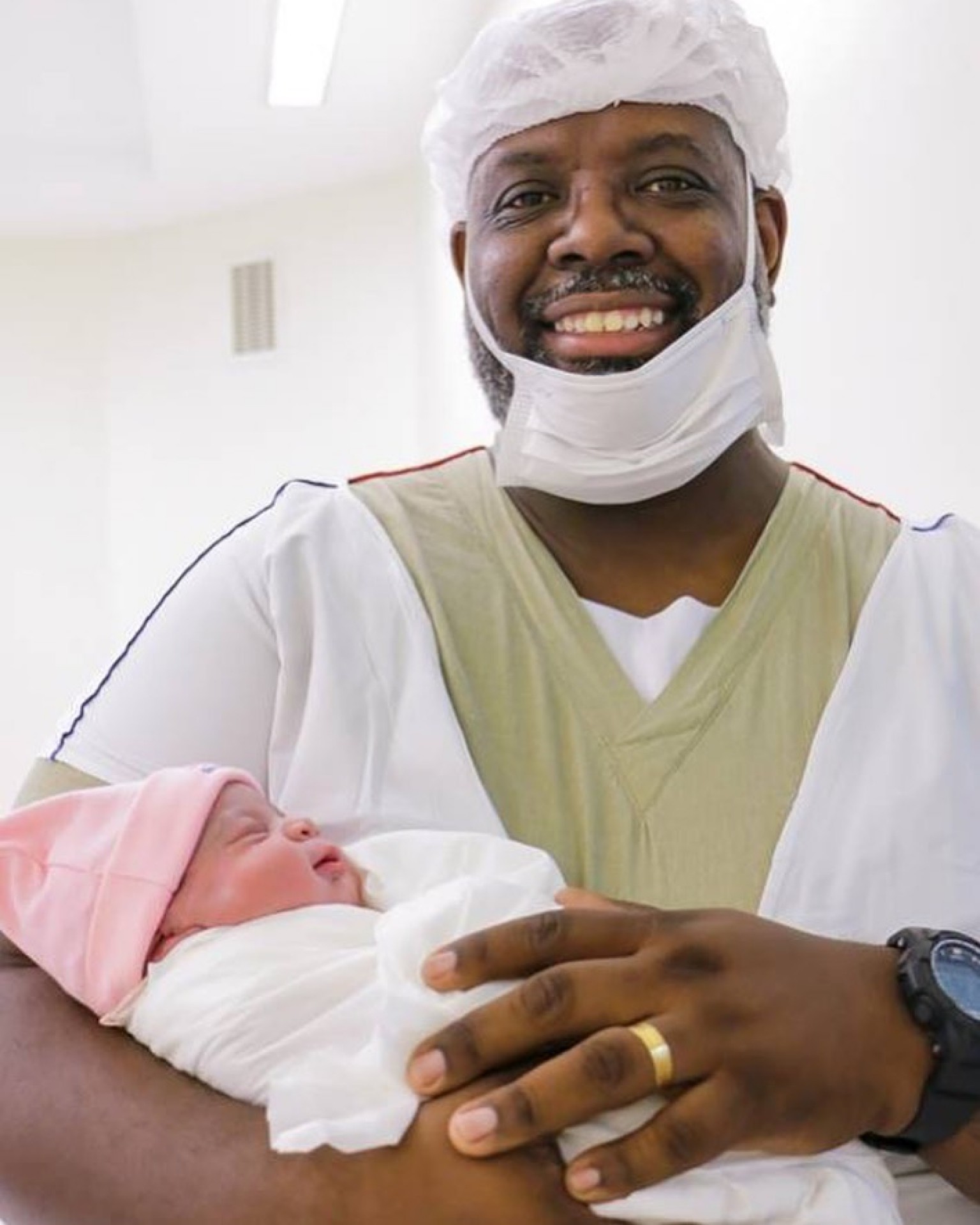 Péricles posa com a filha recém-nascida - Divulgação/Publivídeo