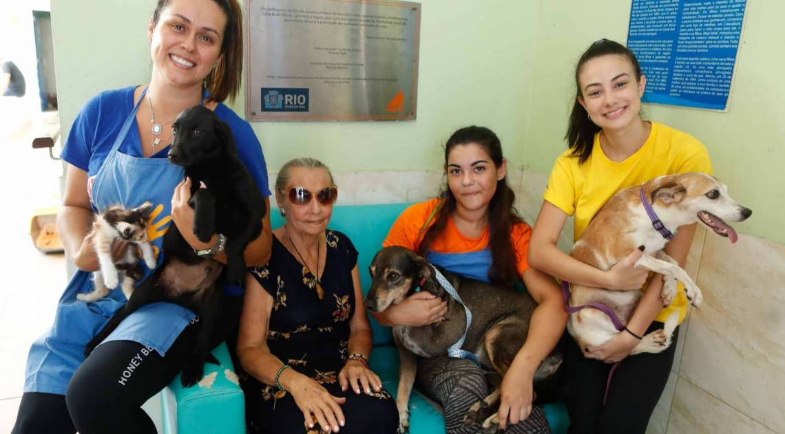 Rio, 30/01/2020, ONG que faz tratamento de Pet Terapia em Idosos de asilo do municipio, na foto as voluntarias Erica Andrade, Ana Julia e Beatriz Bitencourt com a dona idosa Dona vera Lucia, Foto de Gilvan de Souza / Agencia O Dia