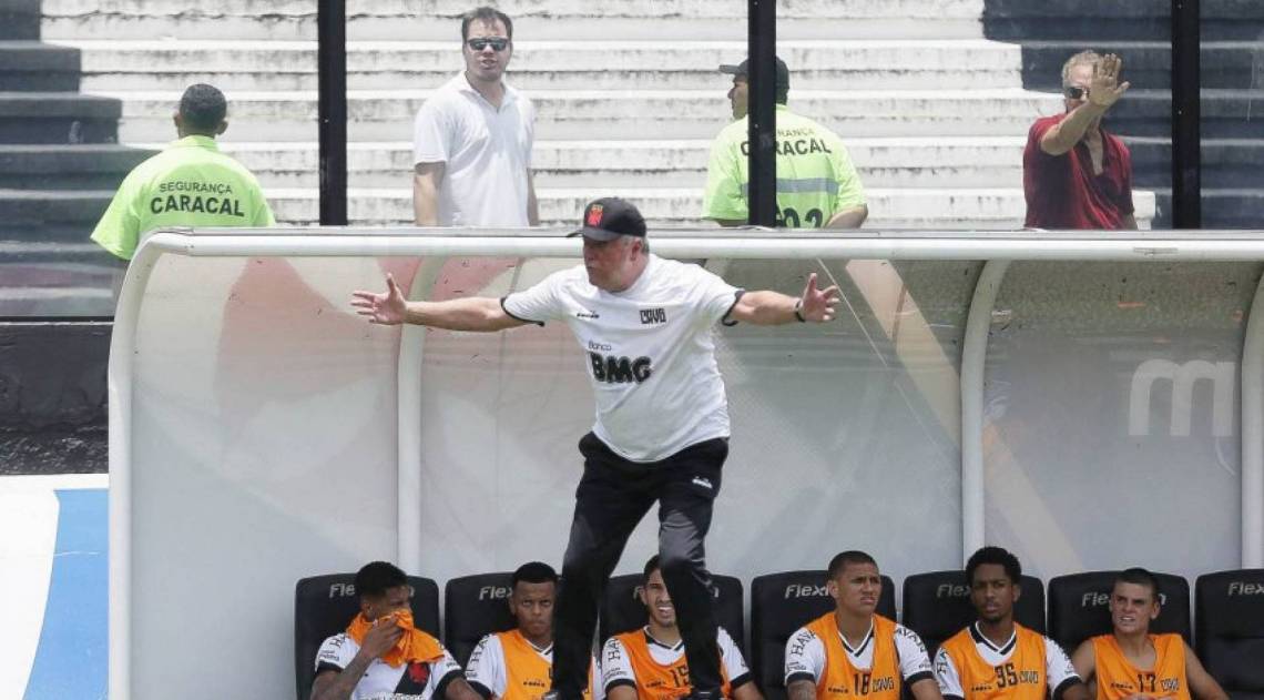 Pressionado, Abel Braga vive uma relação difícil com a torcida cruzmaltina, que já pede a sua demissão - Rafael Ribeiro/Vasco)