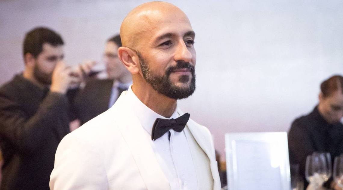 Álvaro (Irandhir Santos) em Amor de Mãe