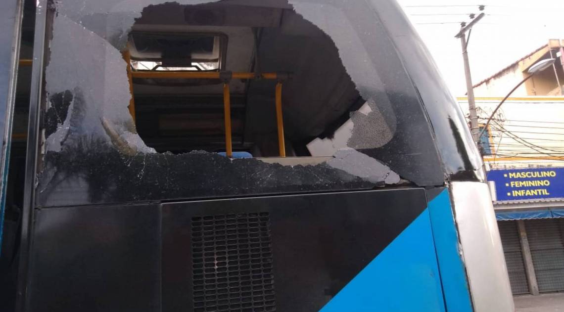 Ônibus articulado do sistema BRT teve o vidro quebrado - Divulgação / Consórcio BRT