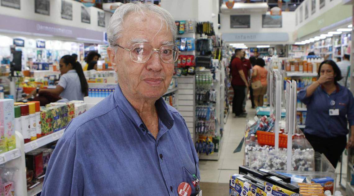 Gerente de drogaria na Saara, Sebasti&atilde;o adotou uma pol&iacute;tica: uma caixa de m&aacute;scaras por chin&ecirc;s