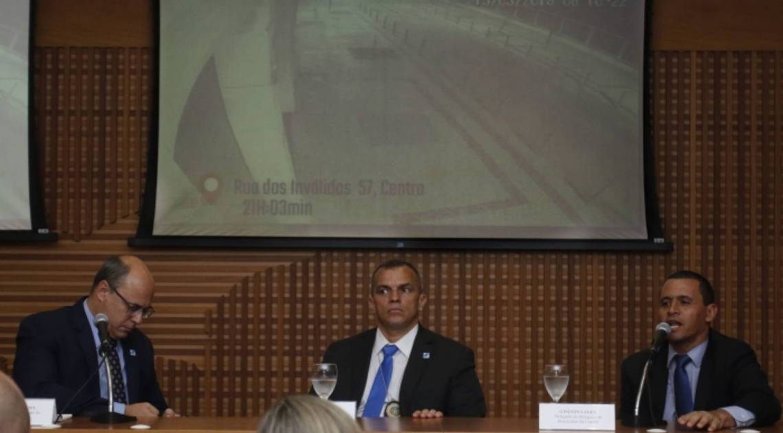 O governador Wilson Witzel (&agrave; esquerda), o chefe da Pol&iacute;cia Civil, Marcus Vin&iacute;cius Braga (ao centro), e o delegado Giniton Lages (direita), ap&oacute;s o fim da primeira fase das investiga&ccedil;&otilde;es do caso Marielle