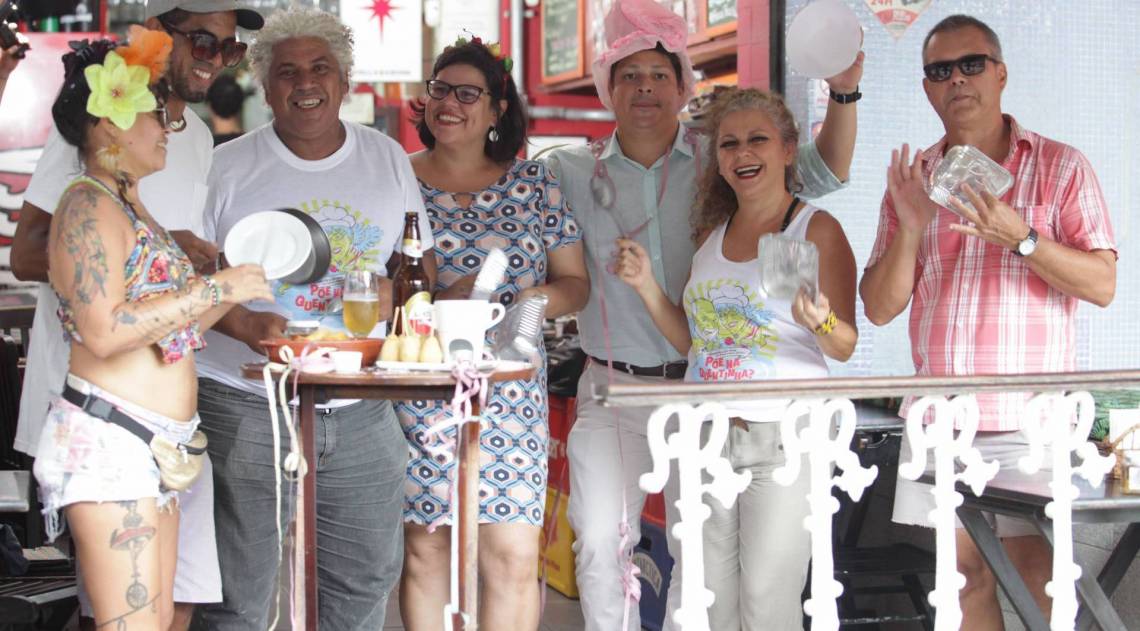 Integrantes do bloco reunidos em bar da Praça da Bandeira. Lançamento da camiseta e enredo será hoje - Ricardo Cassiano