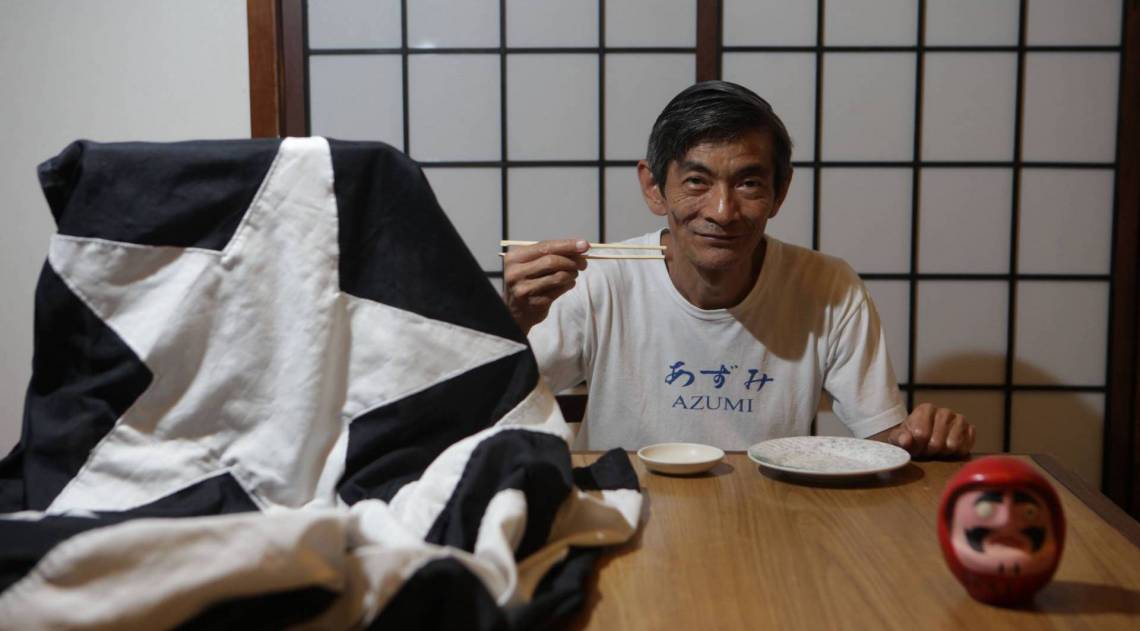Rio, 31/01/2020 - ESPECIAL - Torcedores do Botafogo, comemoram a nova contratacao o jogado Honda. Na foto o mestre Geraldo. Copacabana. Zona sul do Rio. Foto: Ricardo Cassiano/Agencia O Dia