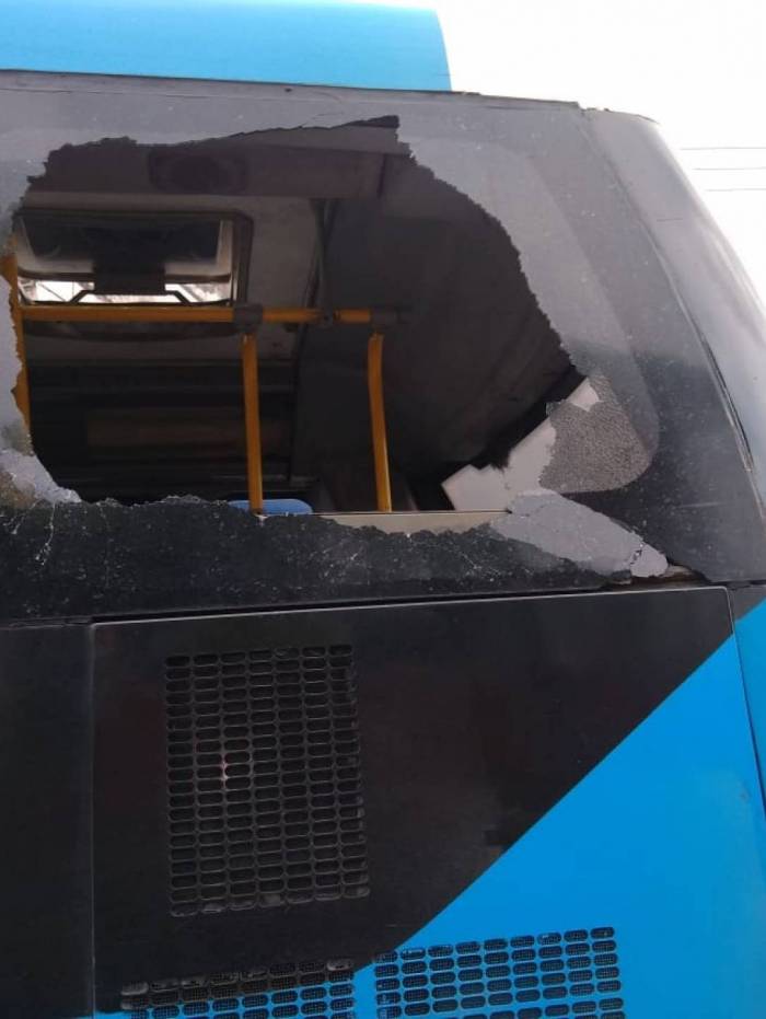 Ônibus articulado do sistema BRT teve o vidro quebrado