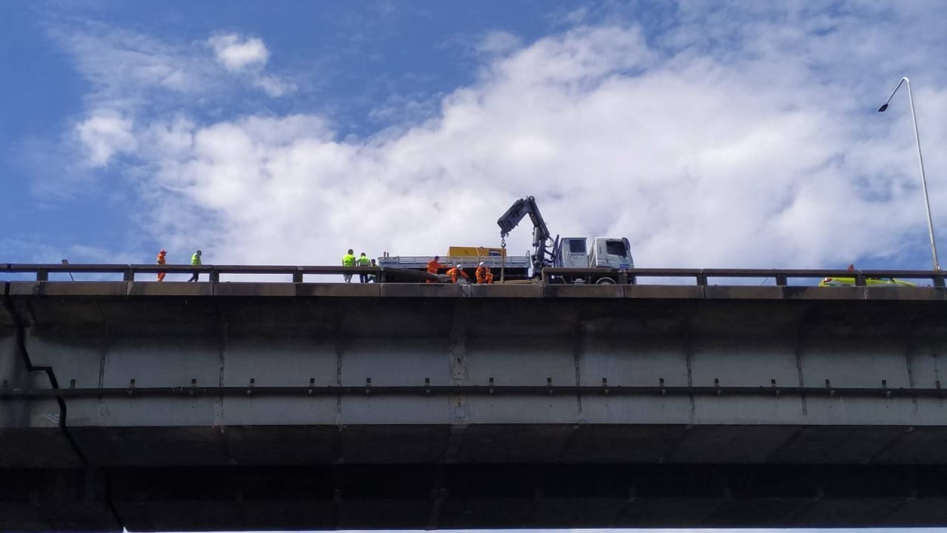 Guindaste bate em mureta da ponte Rio-Niterói