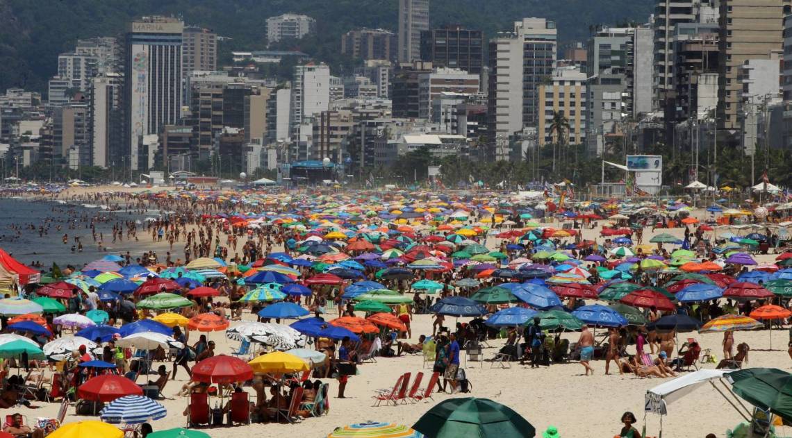 Dia de sol e lazer em Ipanema e Arpoador, praias da zona sul do Rio. - Estefan Radovicz / Agencia O Dia