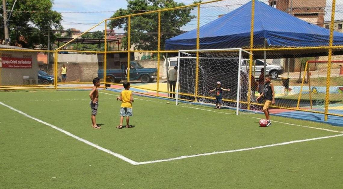 Praça revitalizada com espaço para lazer e prática de esportes 