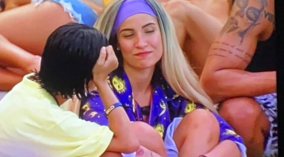 Bianca Andrade e Manu Gavassi em conversa à beira da piscina - Reprodução/TV Globo