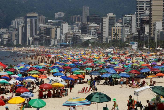 Dia de sol e lazer em Ipanema e Arpoador, praias da zona sul do Rio.