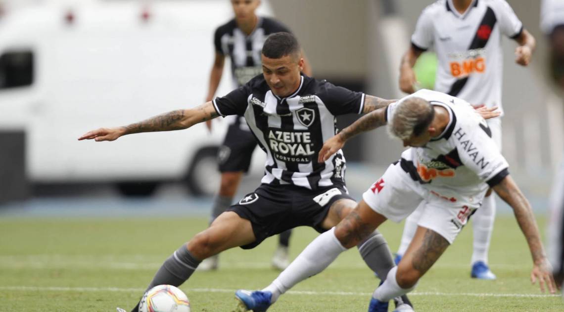 Thiaguinho e Marcos Junior disputam a bola: Botafogo e Vasco fizeram um clássico brigado no Nilton Santos - Ricardo Cassiano