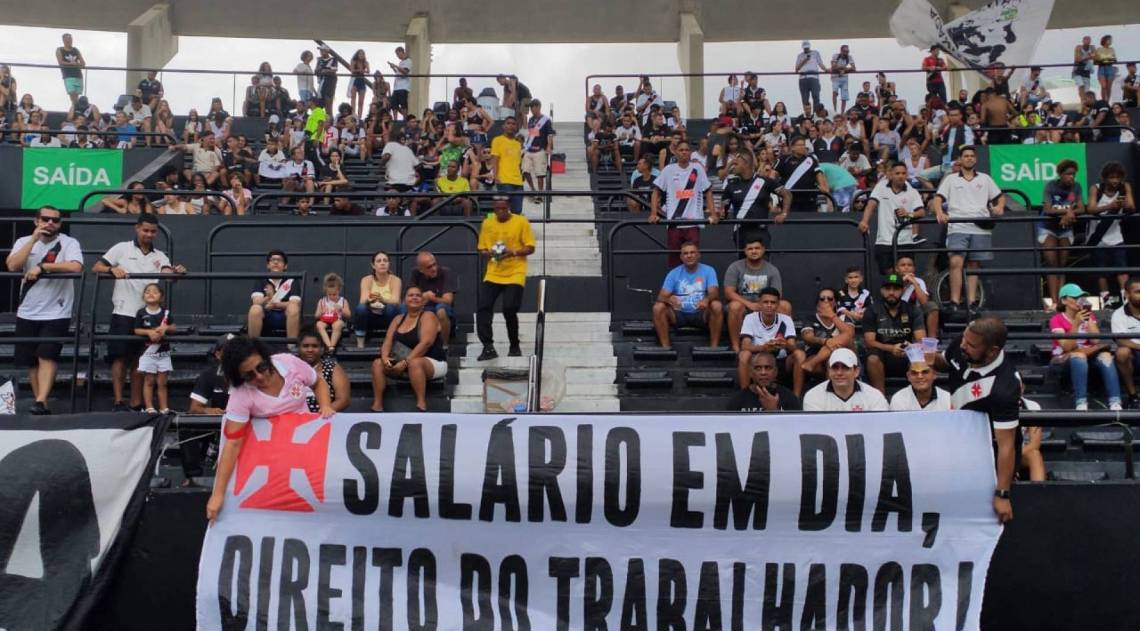 Torcida vascaína cobrou o pagamento de salários - Daniel castelo branco