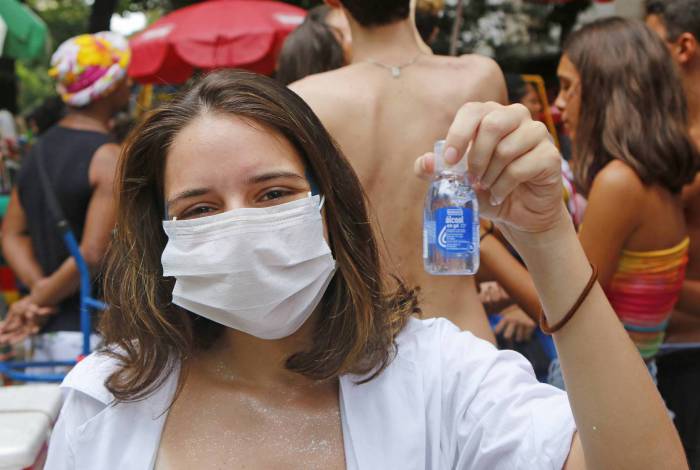 A foliã Manuela Netto já foi para o bloco no Largo dos Leões preparada com máscara cirúrgica e álcool em gel no bolso para pular Carnaval