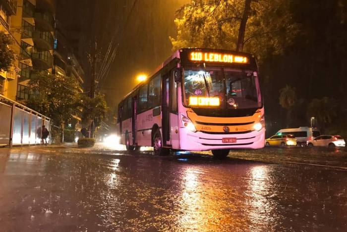 Rio tem registro de chuva forte e ruas alagadas. Na foto, Avenida Borges de Medeiros, na altura do Clube de Remo do vasco