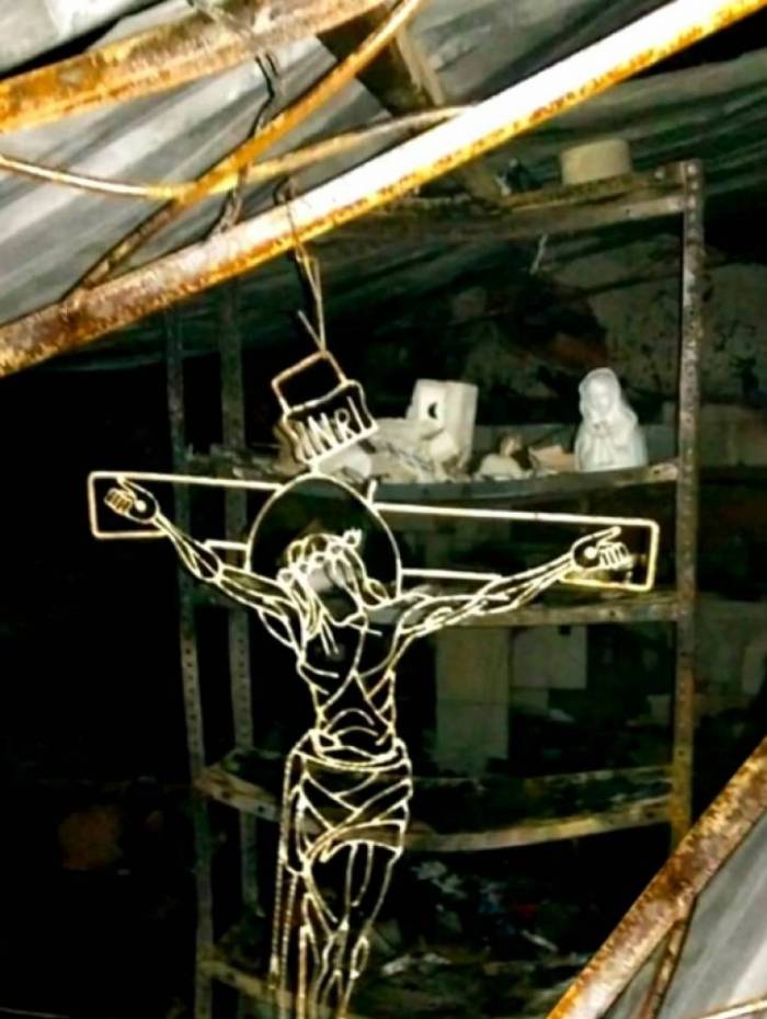 Imagem de Jesus Crucificado feita de arame que resistiu ao fogo na Associação Solidários Amigos de Bethânia (ASAB)