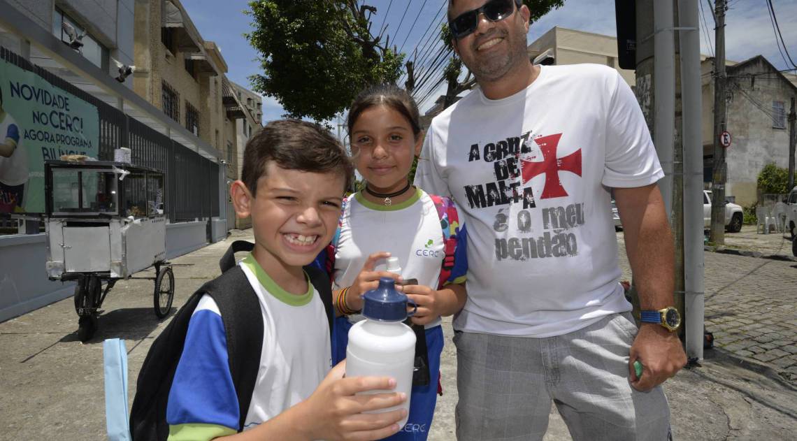 Rio de Janeiro - 03/02/2020  - Escolas particulares pedem aos pais que levem água de casa , na  foto o pai Luciano Souza com os filhos,Gustavo e Gabriela   no colégio CERC no bairro Vila da Penha  - Foto: Fábio Costa/Agência O Dia