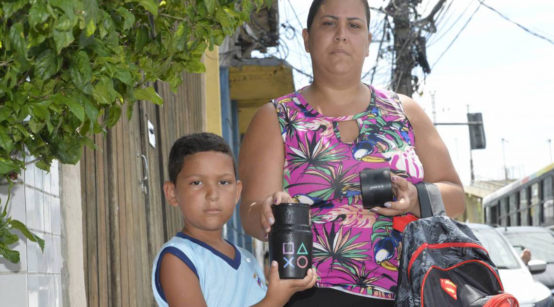 Rio de Janeiro - 03/02/2020  - Escolas particulares pedem aos pais que levem água de casa , na  foto a mãe Suzana Matias com o filho Gabriel no bairro de Ramos  - Foto: Fábio Costa/Agência O Dia
