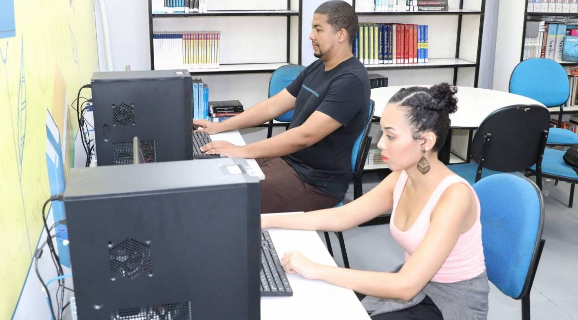 Milena Torres durante a aula inaugural no polo de Mesquita: unidade vai oferecer os cursos de Geografia (Uerj) e Administração (UFFRJ) - Gabriel Lobo/Divulgação